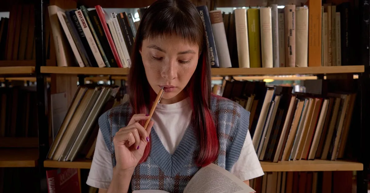 Estudante concentrada em biblioteca com livros e notas, representando a realidade do mestrado