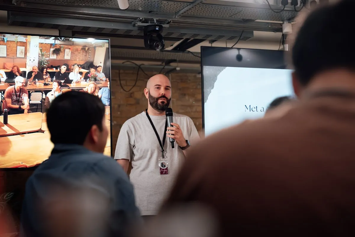 Pessoa explicando conceito complexo para plateia diversa em espaço público