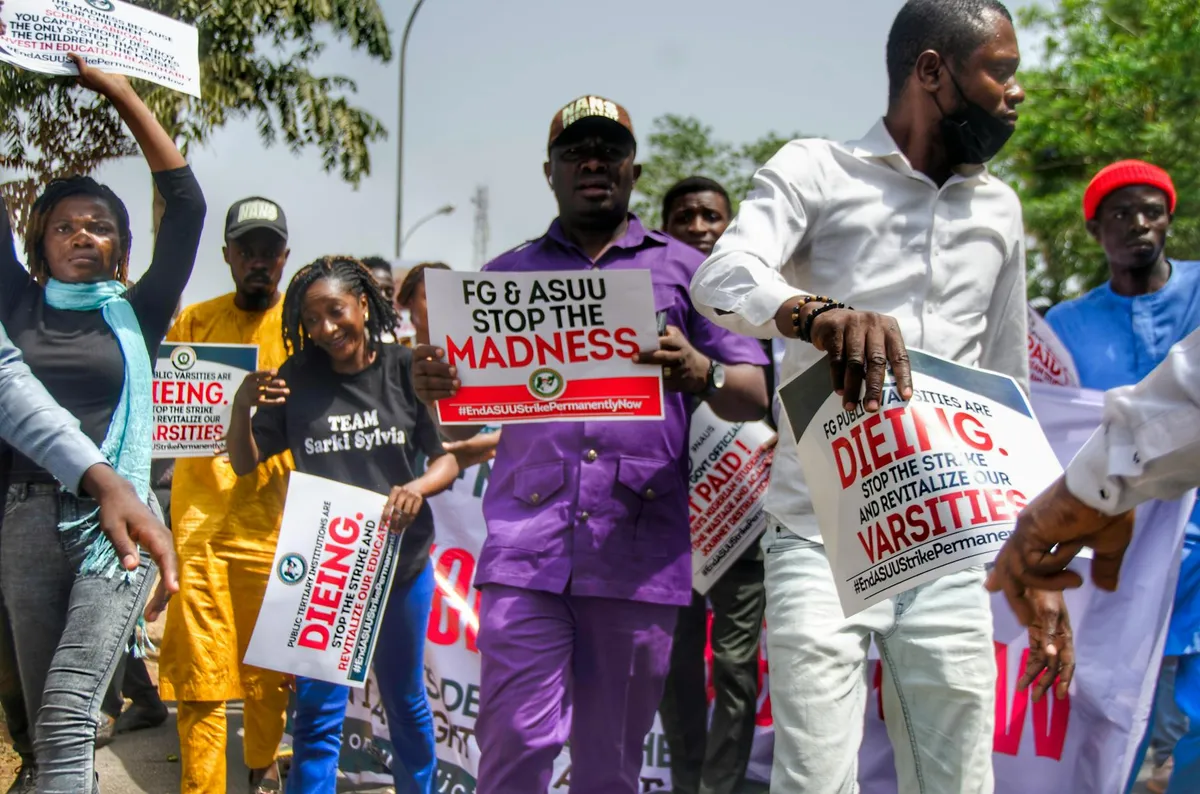 Estudantes universitários caminhando no campus de uma universidade pública brasileira