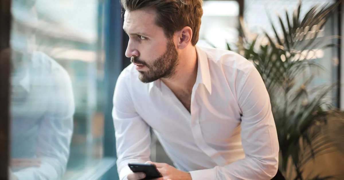 Estudante de pós-graduação verificando o celular com expressão de preocupação, esperando o depósito da bolsa