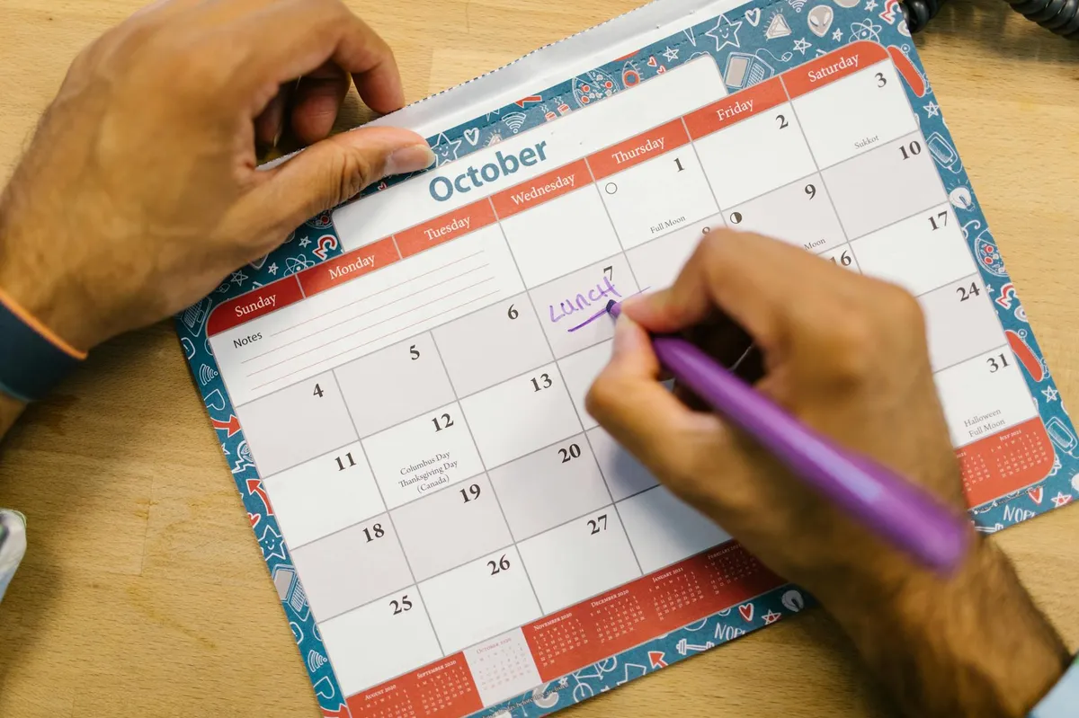 Calendário na mesa com anotações e caneta, planejamento acadêmico