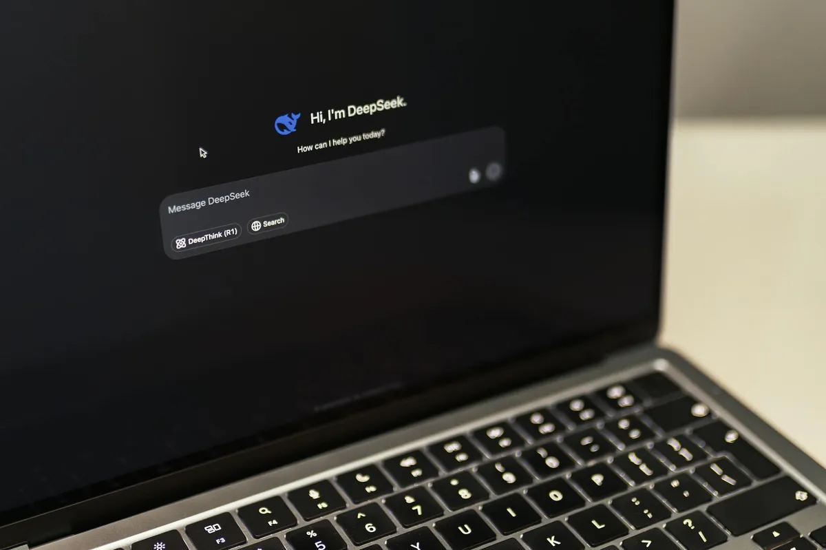 Tela com interface de IA sendo usada para escrita acadêmica