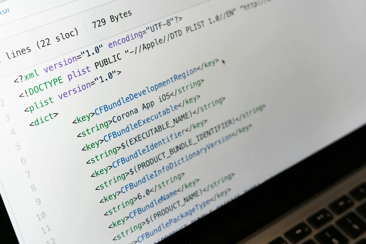Pesquisador compartilhando dados de pesquisa em computador conectado