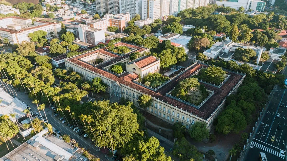 Fachada de universidade federal brasileira, representando ciência pública no Brasil