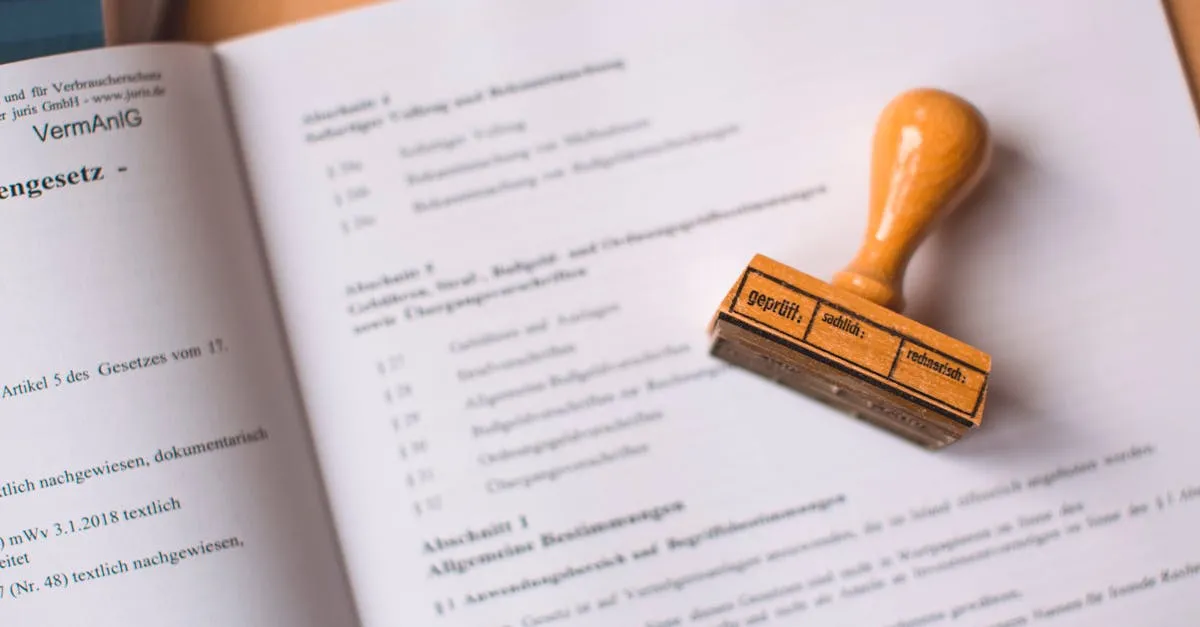 Documento oficial sobre mesa com caneta e computador ao fundo