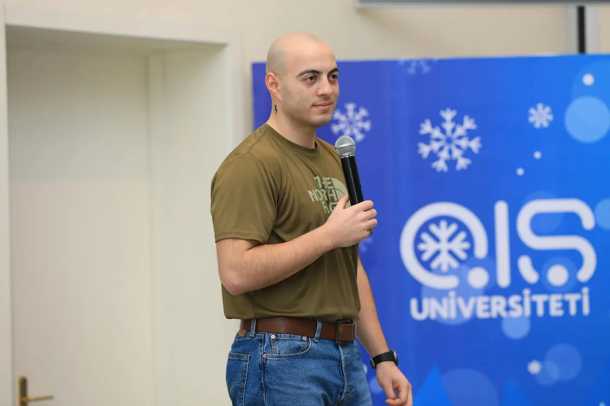 Pesquisadora apresentando dissertação para banca em sala universitária