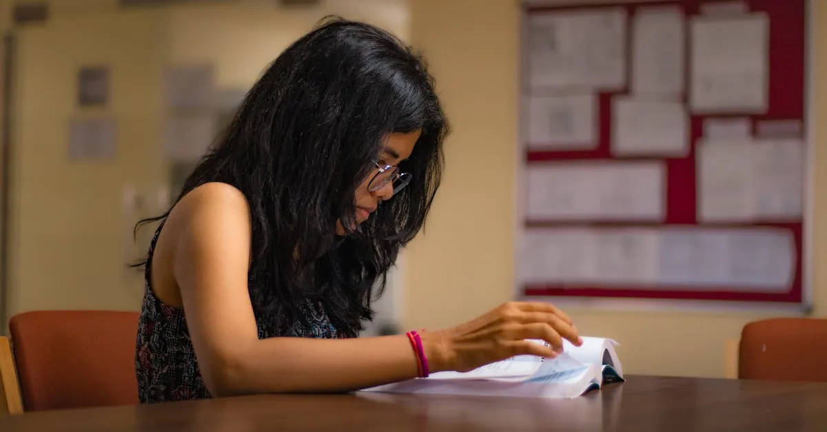 Estudante em biblioteca pesquisando sobre bolsas de pós-graduação com notebook