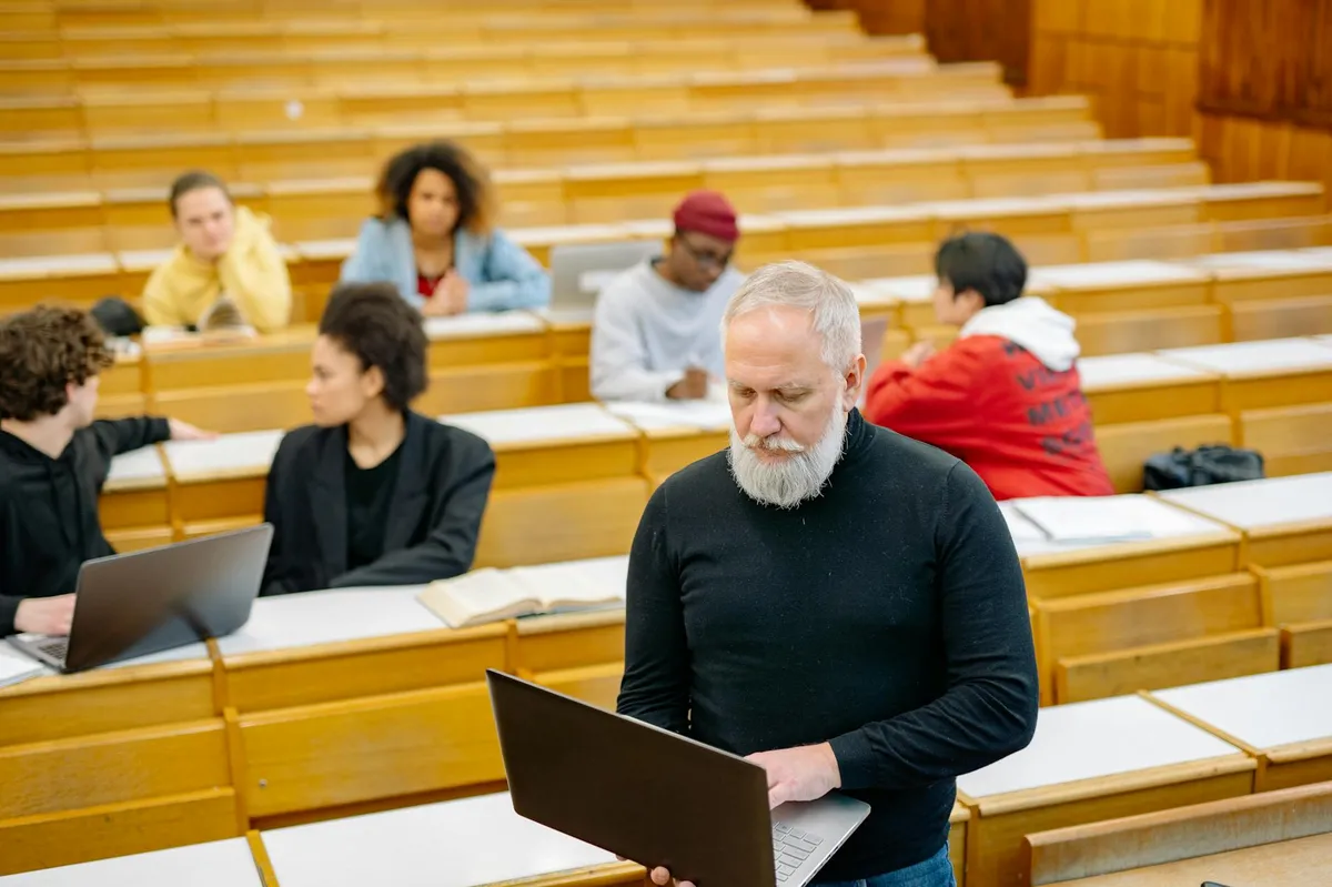 Professora e estudantes em sala de aula durante pesquisa educacional