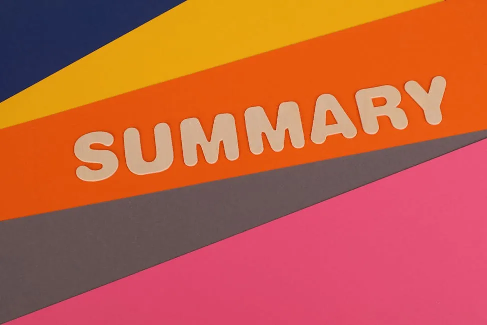 Pesquisadora escrevendo resumo de artigo científico em computador com anotações