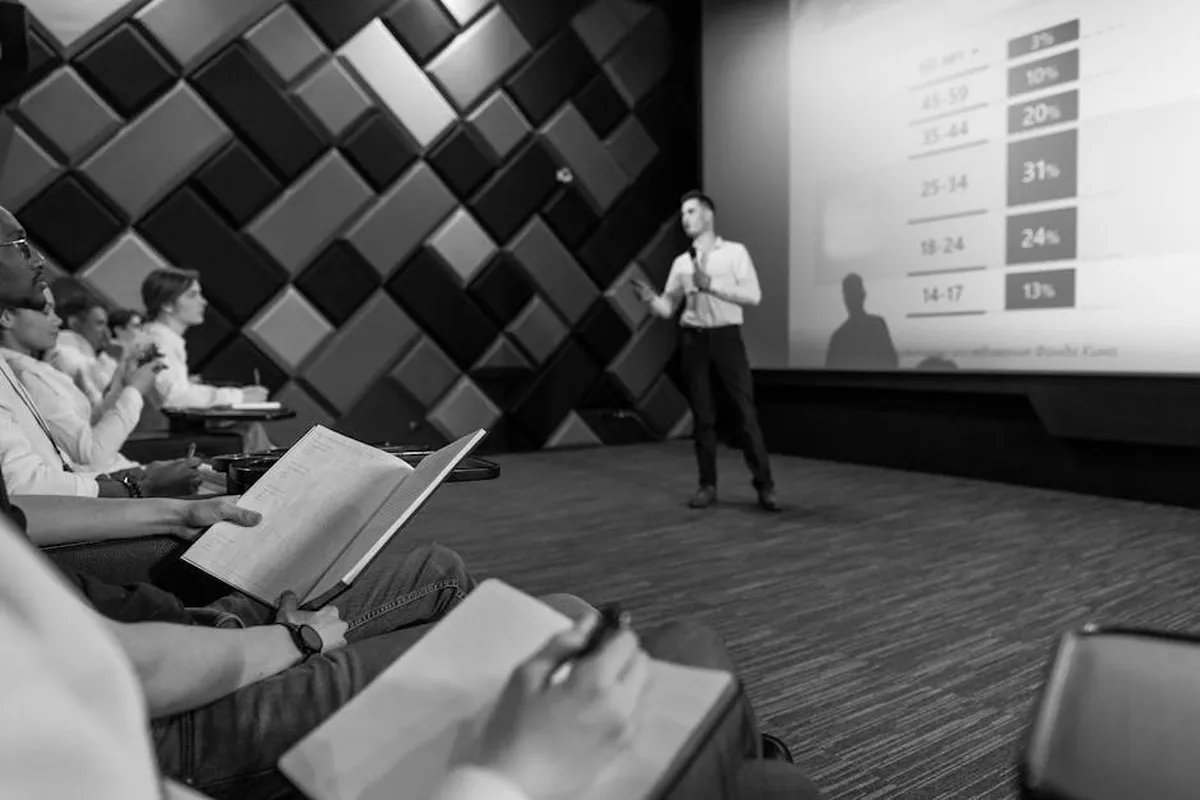 Pesquisadora preparando apresentação em slides em computador para defesa acadêmica