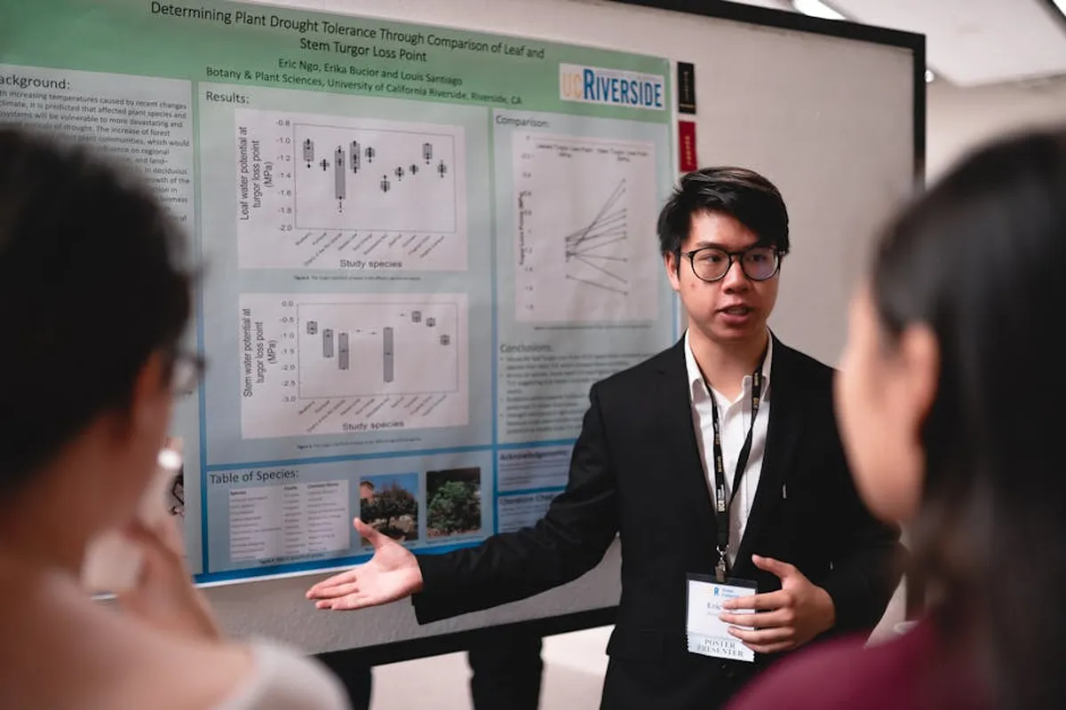 Mestranda apresentando projeto para banca de qualificação em sala de reunião