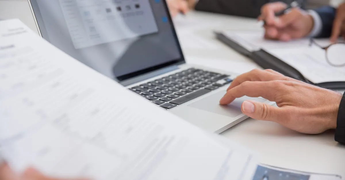 Tela de computador mostrando documento formatado com marcações de estilo e revisão