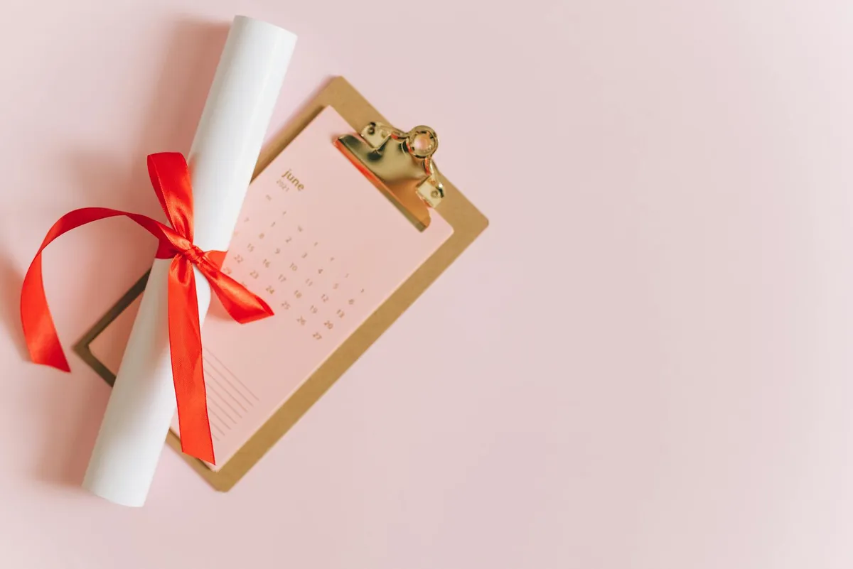 Estudante planejando cronograma acadêmico em mesa com caderno e calendário