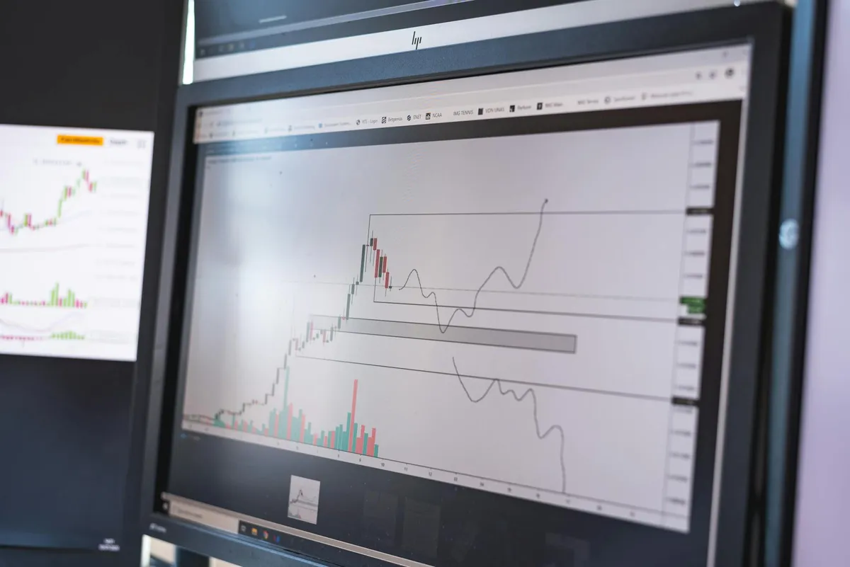 Tela de computador com visualização de dados e gráficos de pesquisa científica