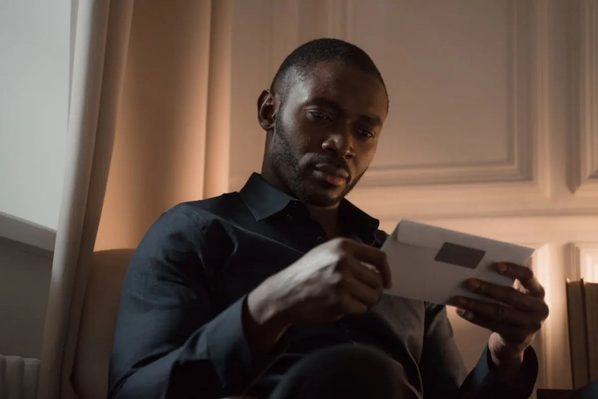 Pesquisadora lendo carta de rejeição de artigo científico em frente ao computador