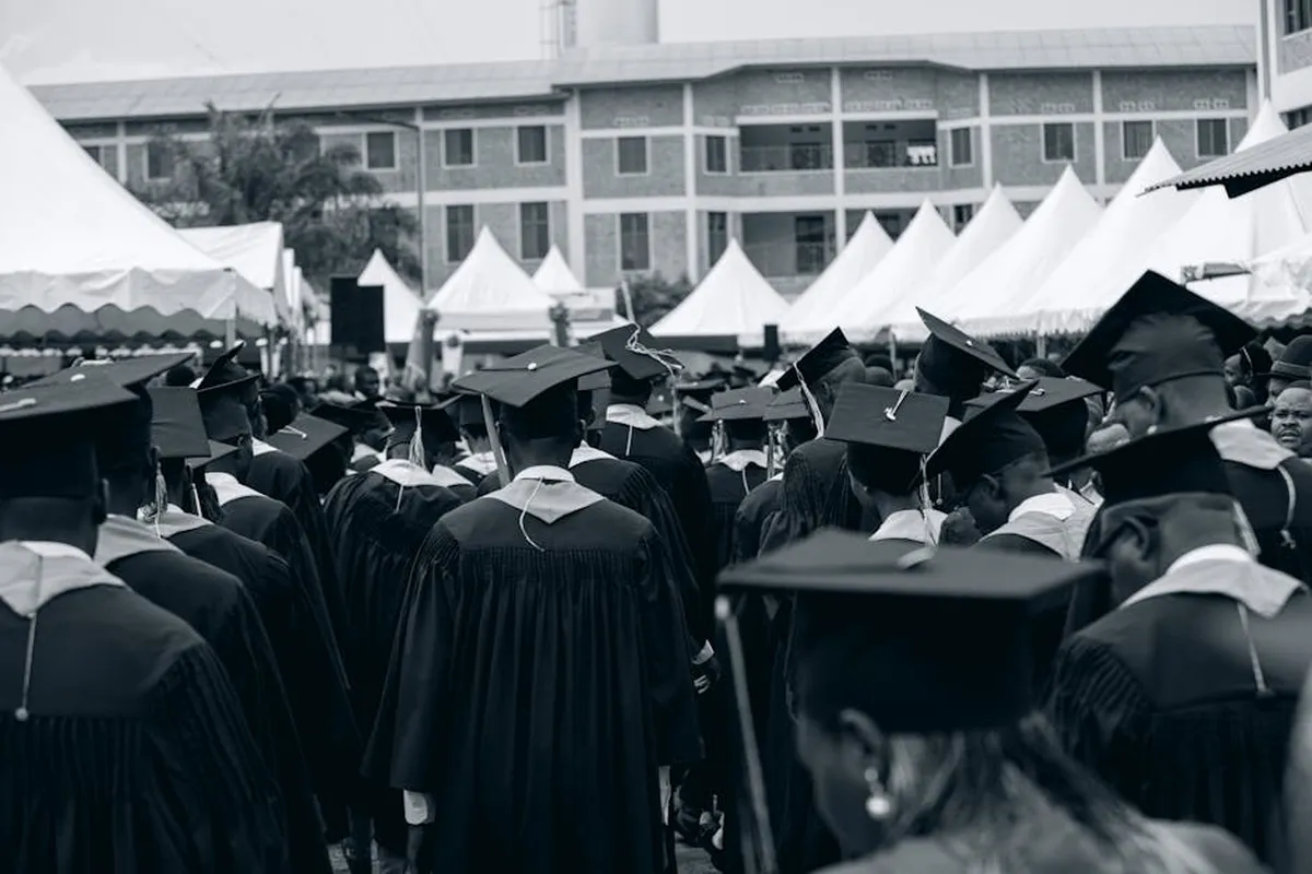 Doutoranda com toga de formatura segurando diploma