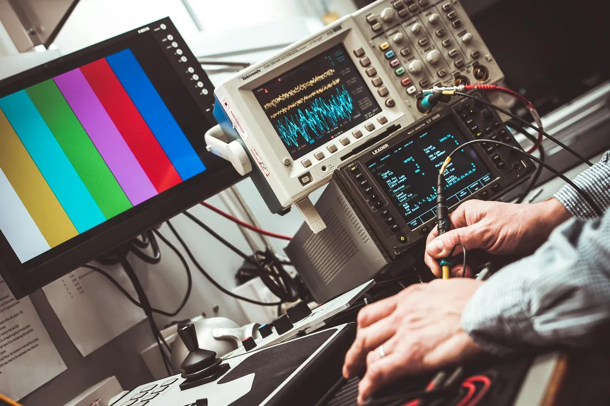 Laboratório de engenharia elétrica com equipamentos eletrônicos e circuitos