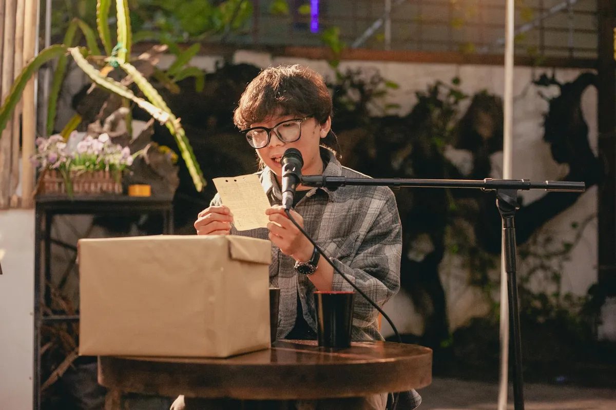 Estudante praticando apresentação oral em frente a espelho com anotações na mão