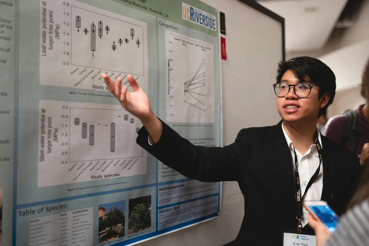Mestranda apresentando dissertação para banca com slides e sorrindo com confiança