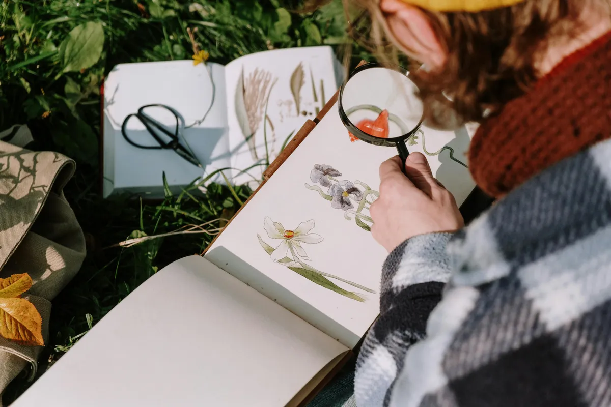 Pesquisador fazendo anotações durante observação de campo em ambiente urbano