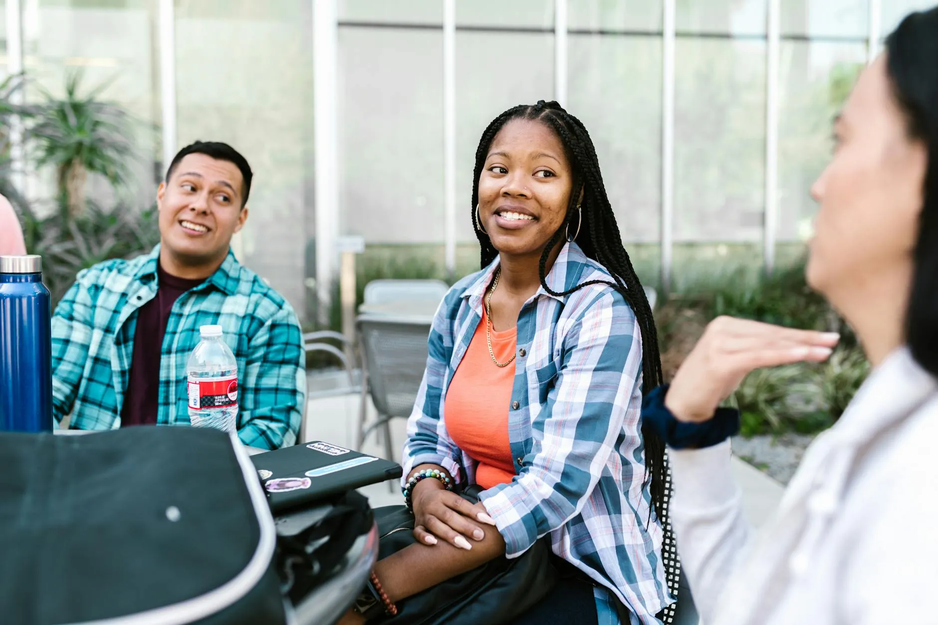 Estudantes universitários em atividade de extensão comunitária ao ar livre