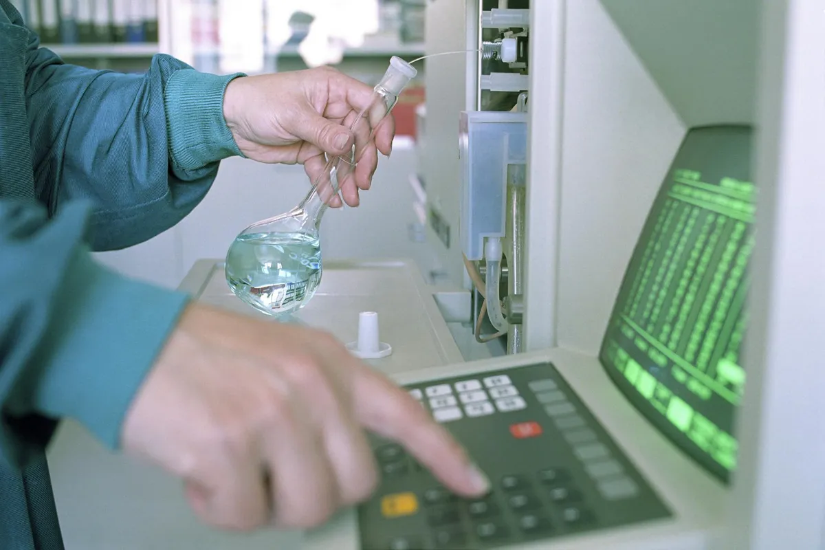 Cientista em laboratório olhando para resultados de pesquisa