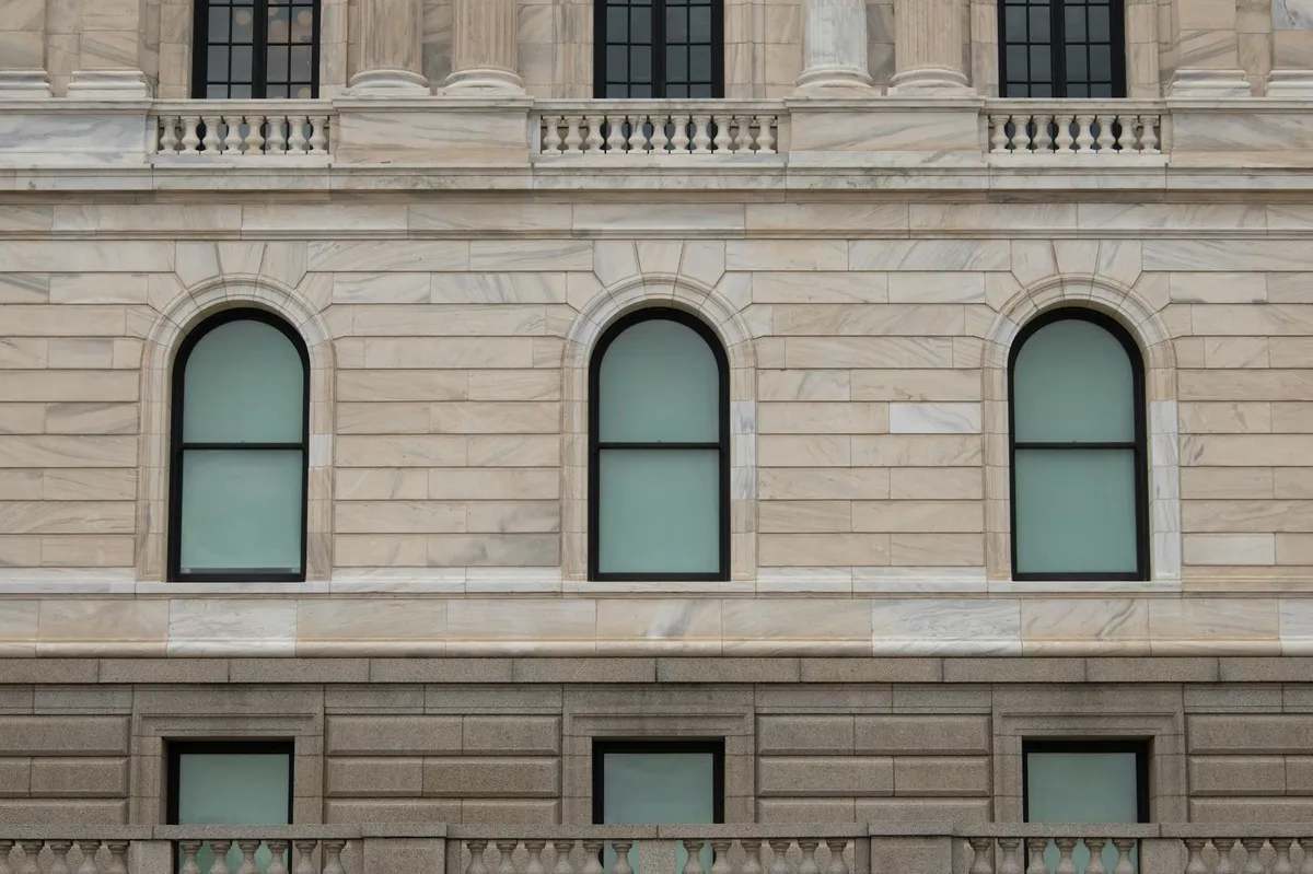 Edifício institucional com entrada formal representando agência de fomento à pesquisa