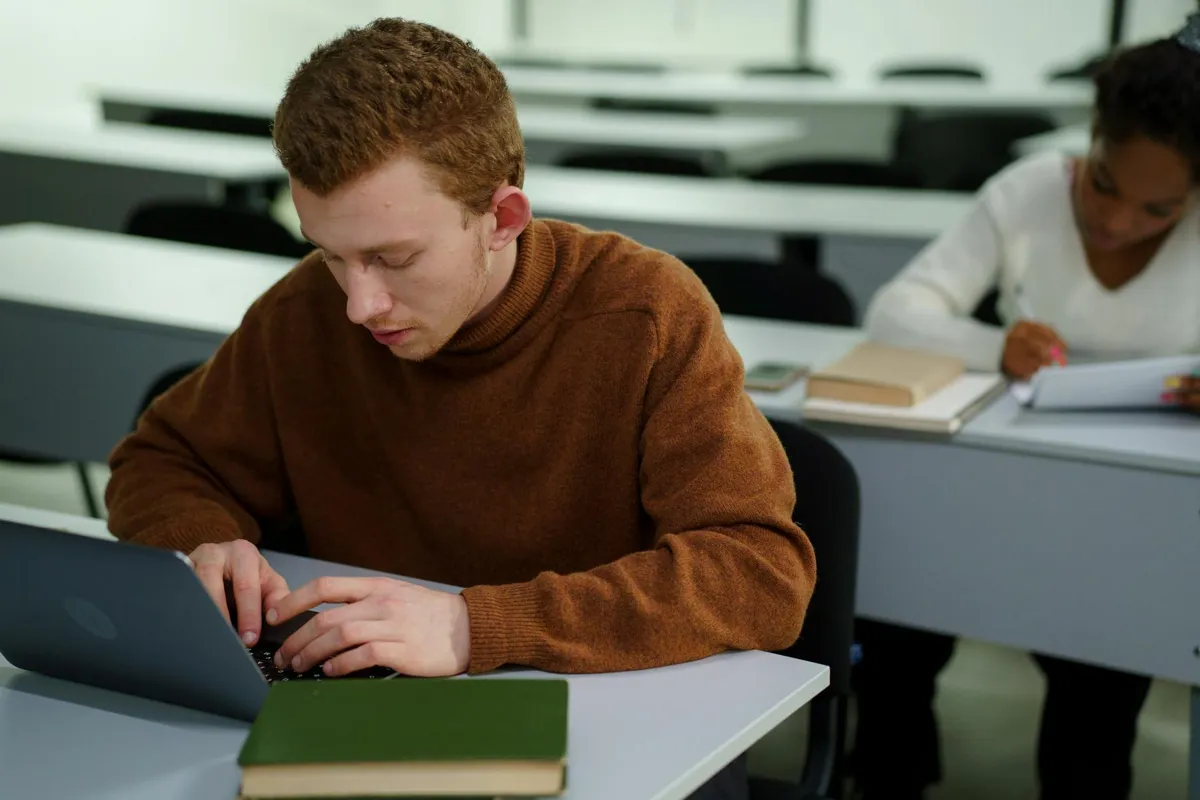 Tela de computador aberta em documento Word com texto acadêmico e régua de margens visível.