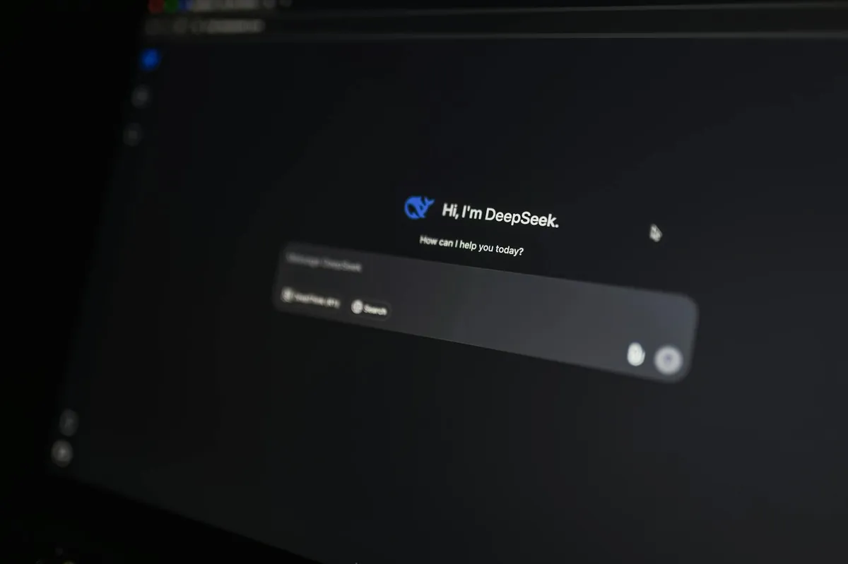 Tela de computador com interface de assistente de inteligência artificial