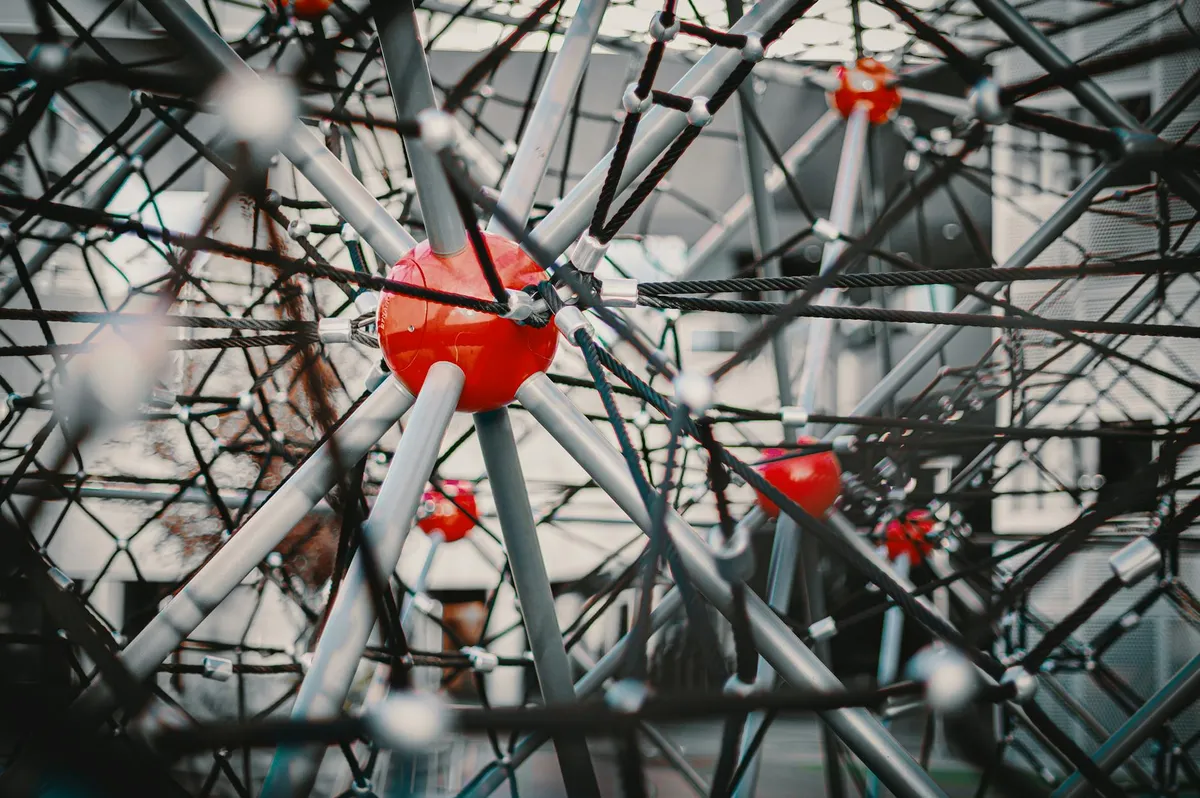 Diagrama de rede de conexões acadêmicas com nós e arestas representando colaborações