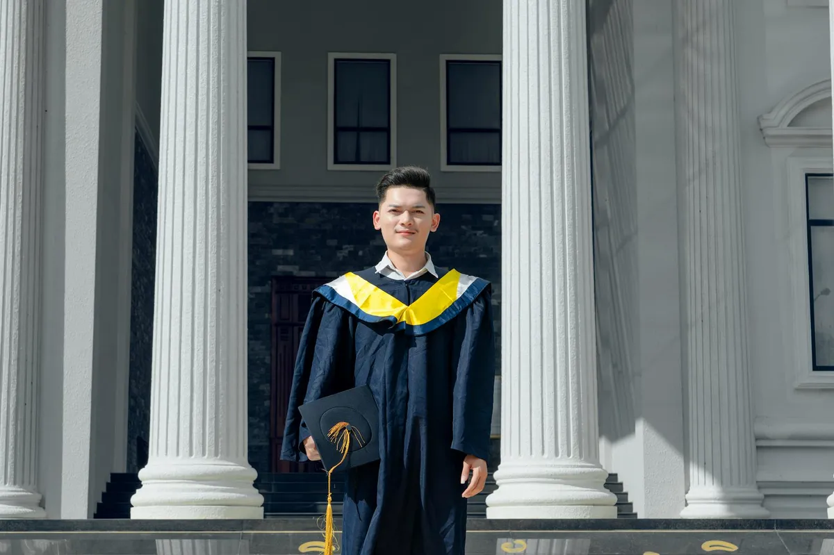 Estudante usando notebook com interface de IA para revisar documentos acadêmicos de candidatura ao mestrado