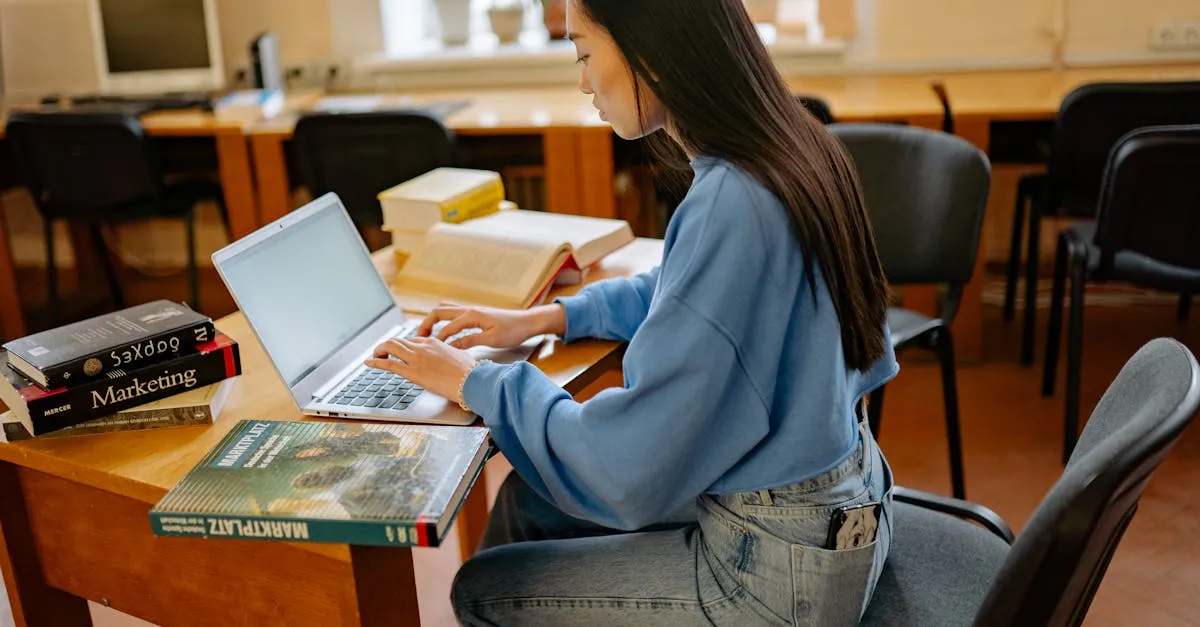 Estudante usando IA para pesquisa acadêmica em laptop
