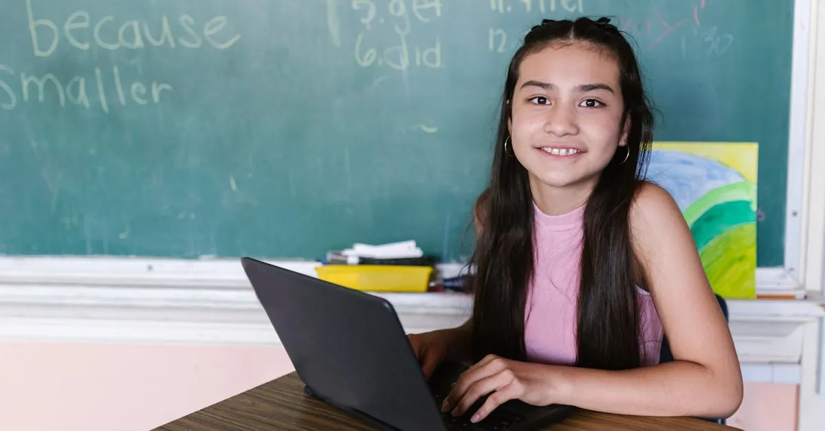 Estudante usando laptop com ferramentas de inteligência artificial para escrita acadêmica