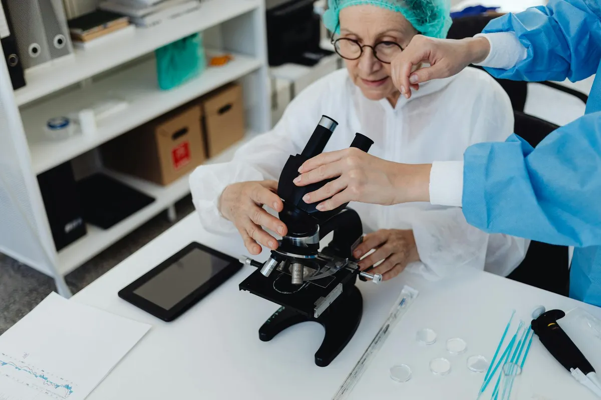 Pesquisadora em laboratório analisando dados de pesquisa sobre envelhecimento e gerontologia