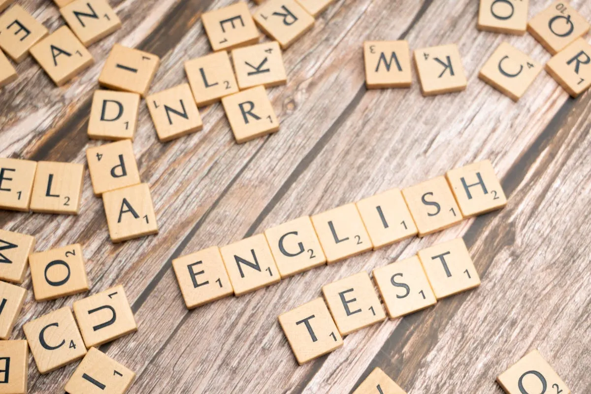 Caderno com anotações de estudo para prova de inglês acadêmico IELTS