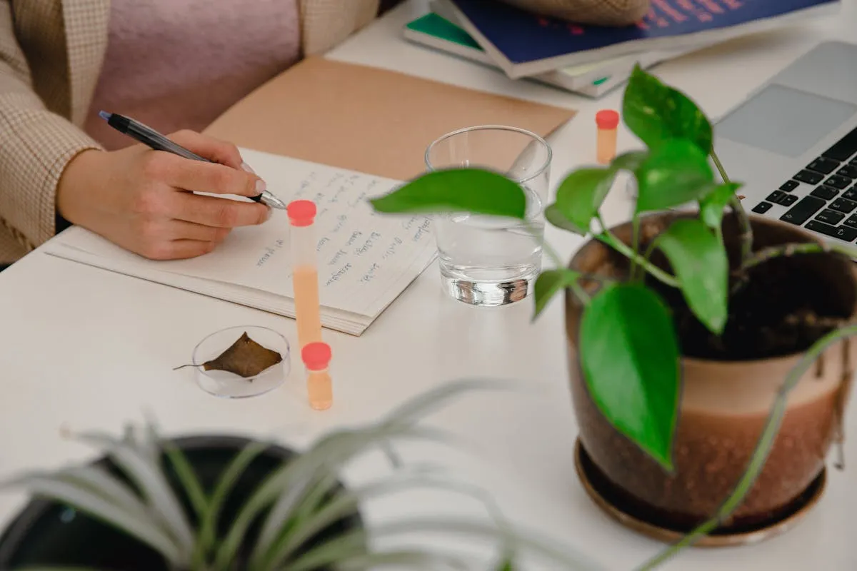 Pesquisadora escrevendo a introdução de um artigo científico em seu computador