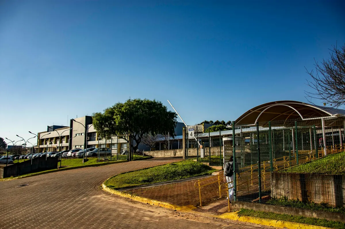 Campus universitário do Nordeste brasileiro com estudantes e vegetação típica da região