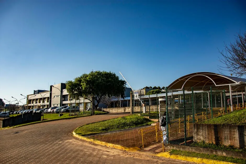 Vista aérea do Plano Piloto de Brasília com prédios institucionais ao entardecer
