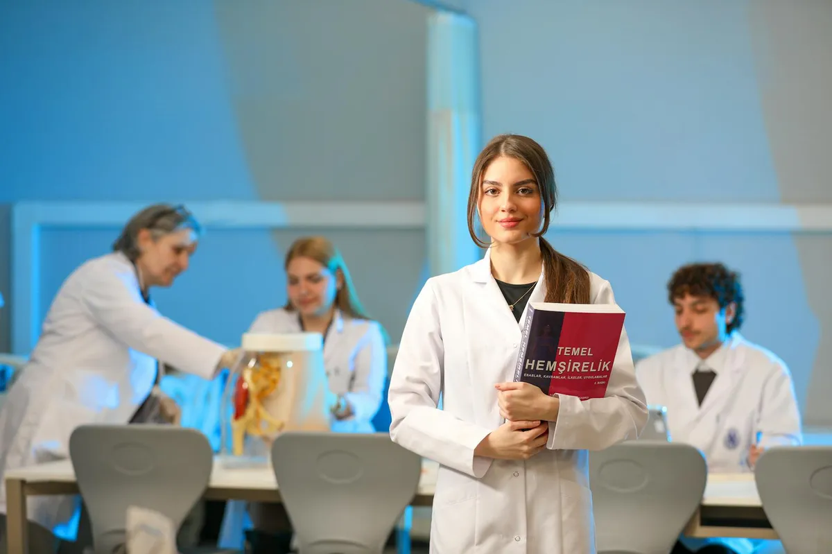 Profissional de enfermagem estudando em biblioteca universitária com livros e caderno