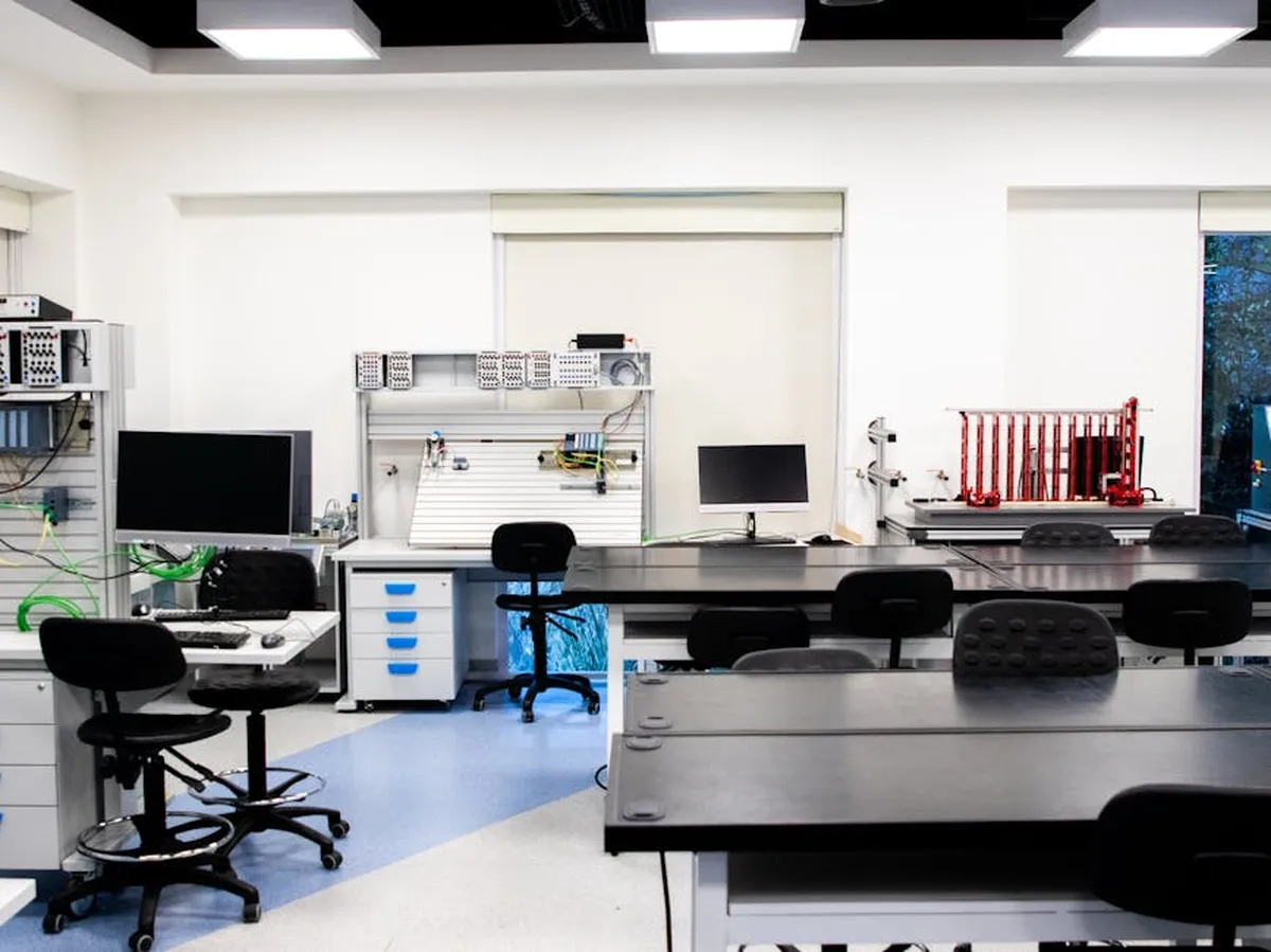 Engenheiros estudando projetos em laboratório de pesquisa universitário