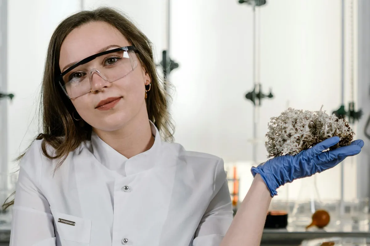 Pesquisador em laboratório de neurociência observando imagens cerebrais em tela de computador