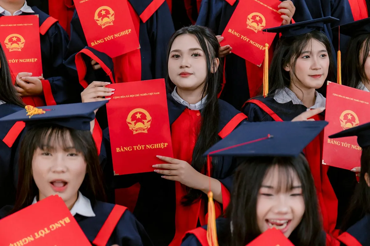 Estudante pesquisando oportunidades de bolsa para mestrado em computador