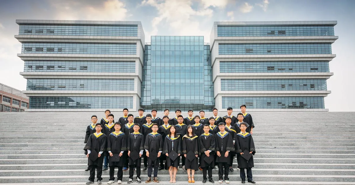 Campus universitário com estudantes de pós-graduação conversando sobre bolsas e crédito educativo