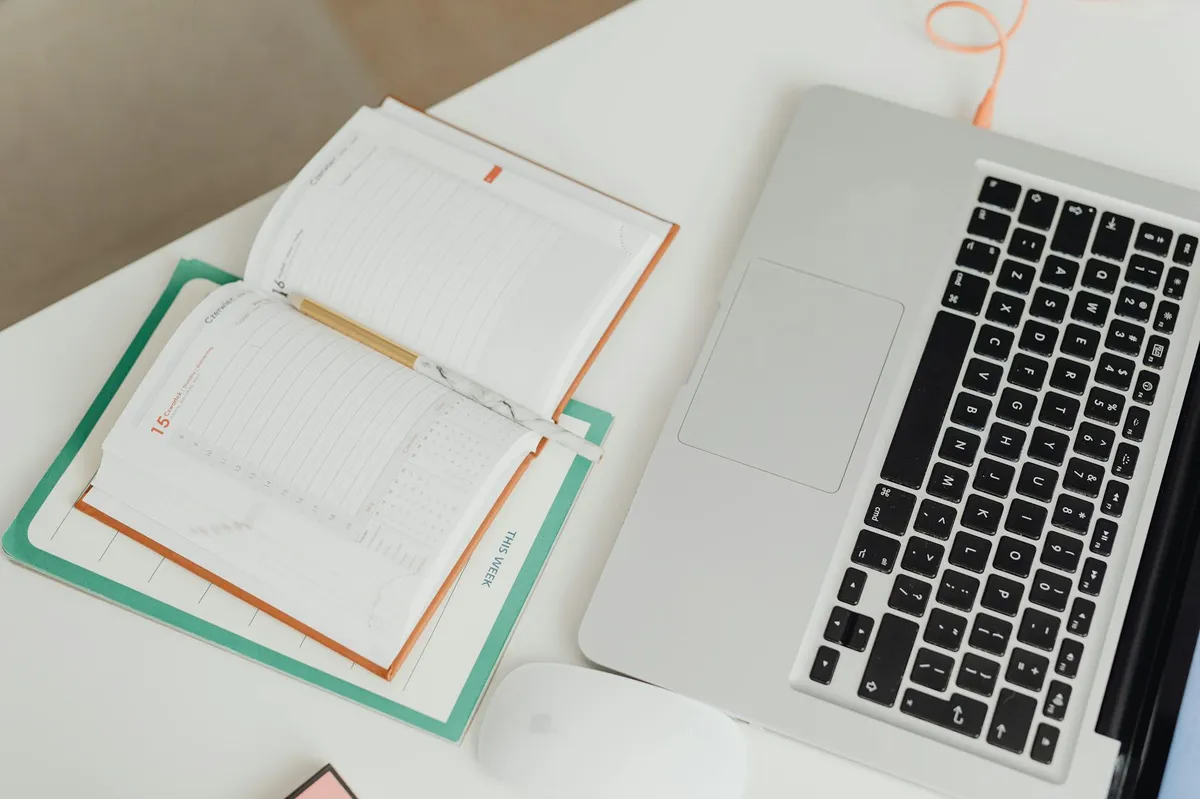 Tela do Notion aberta com base de dados de pesquisa acadêmica organizada