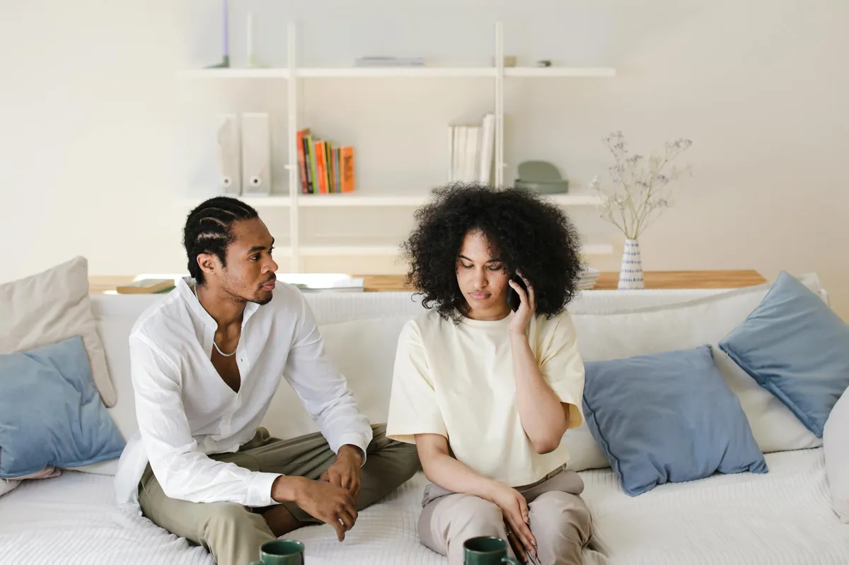 Casal conversando em casa de forma tranquila e conectada