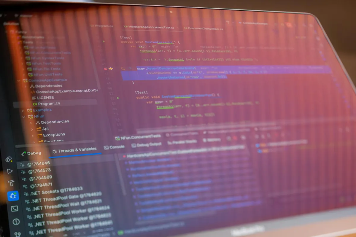 Tela de computador com código LaTeX e texto acadêmico formatado