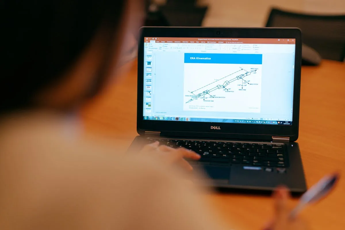 Pesquisadora comparando ferramentas de inteligência artificial em tela de computador