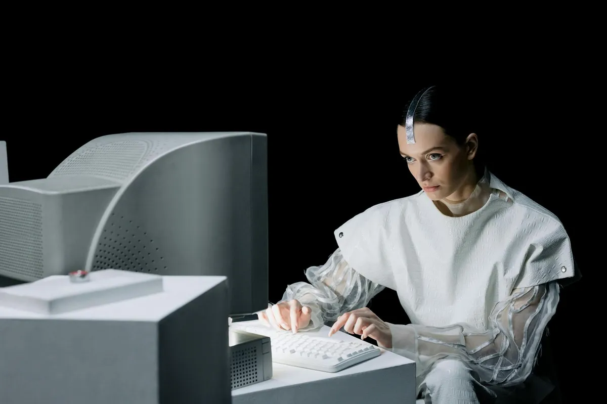 Pesquisadora em frente a tela de computador com interface de busca por IA