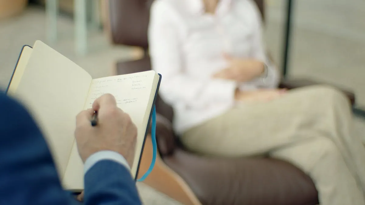 Estudante de psicologia com caderno de anotações em ambiente de estudo