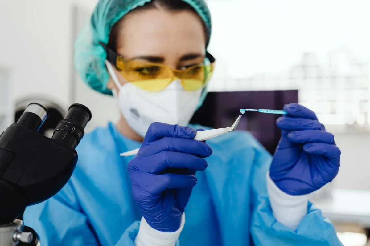 Pesquisadora da área da saúde analisando dados em laboratório